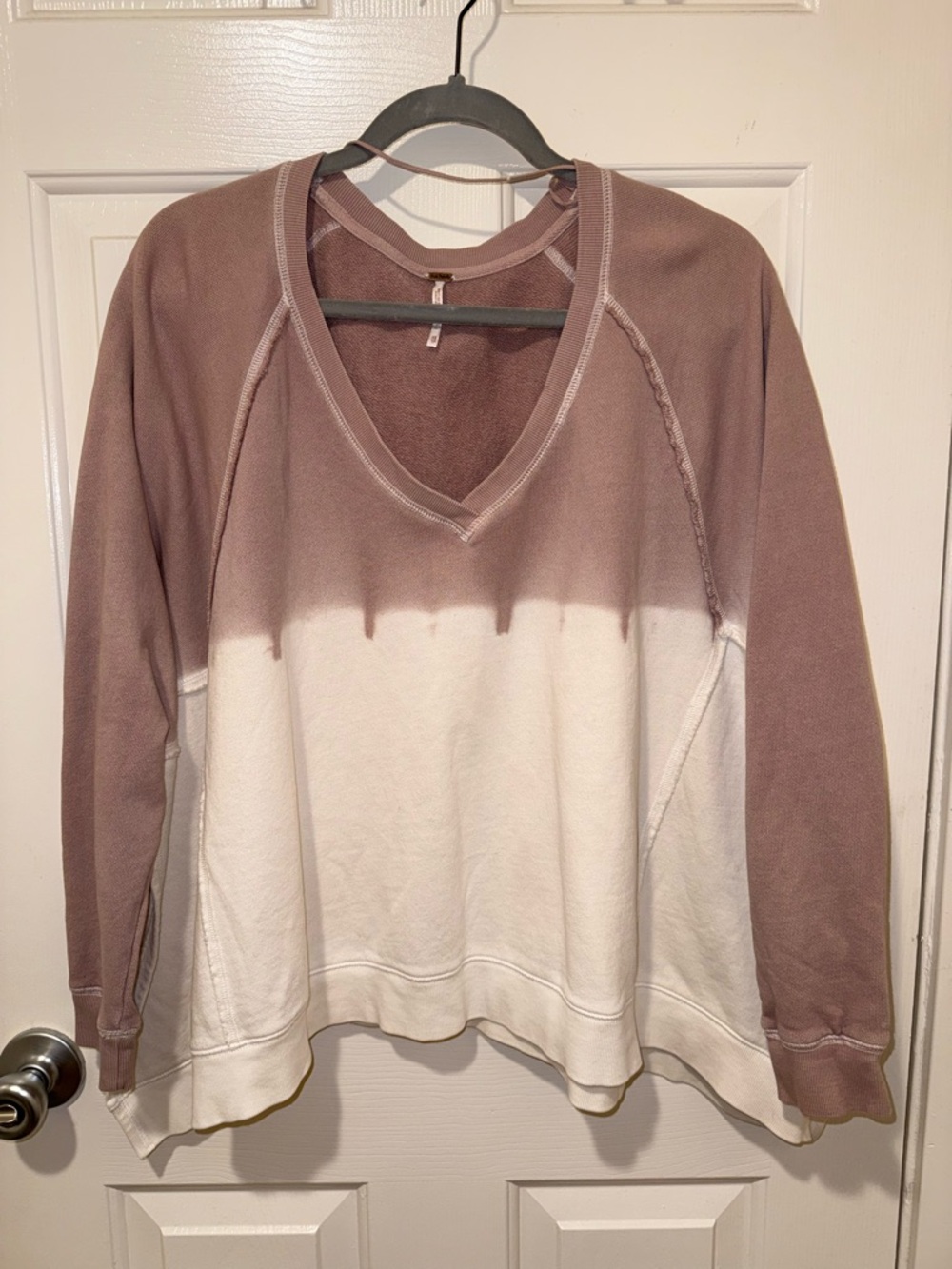 Free People - Two-Tone V-Neck Pullover Sweatshirt in Mauve and Cream